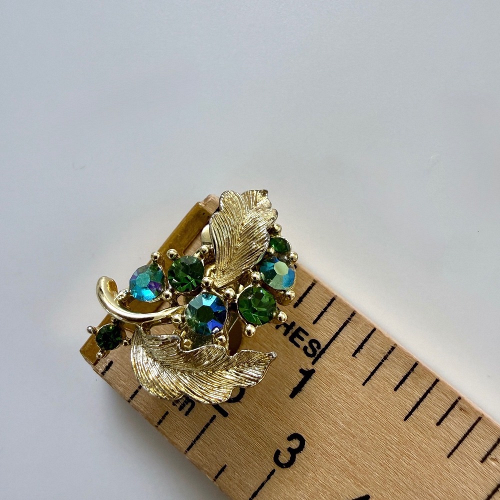Vintage Lisner Gold Tone Green AB Rhinestone Leaf Clip On Earrings Botanical - Picture 8 of 9